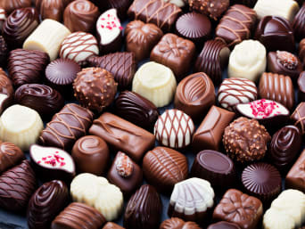 Pralines en bonbons: tientallen verschillende bonbons naast elkaar.
