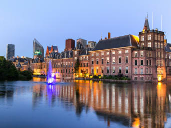 Vakantie Den Haag: avondreflecties van het Binnenhof in de hofvijver. 