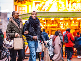 Vakantie Den Haag: stelletje is aan het shoppen in het centrum. Vakantie Den Haag: stelletje is aan het shoppen in het centrum.