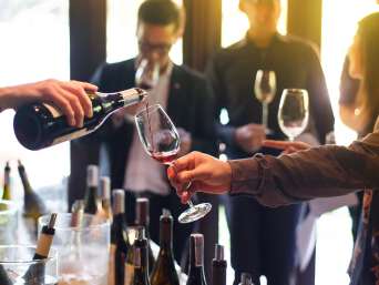 Degustazioni vini Friuli: persone ad un evento enogastronomico degustano diversi vini friulani.