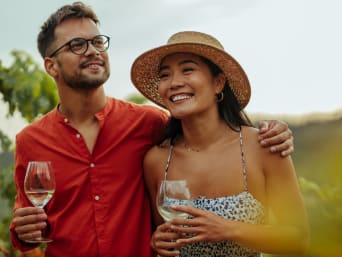 Wijngaarden, wijngaarden en geschiedenis Hageland: man en vrouw drinken wijn in een wijngaard.