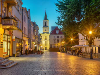 Stary Rynek w Zielonej Górze wieczorową porą.