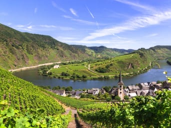 Weinbaugebiet Mosel: Blick auf die Moselschleife und das Dorf Bremm.