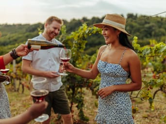 Weinreise Mosel: Gruppe von Leuten nimmt an einer Weinprobe in den Weinbergen teil. Weinreise Mosel: Gruppe von Leuten nimmt an einer Weinprobe in den Weinbergen teil.