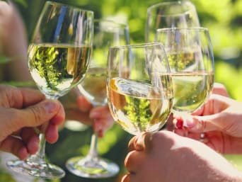Oberösterreich Wein: Freunde stoßen mit Weißwein an.
