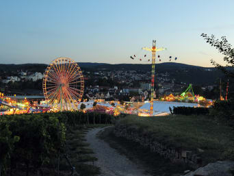 Ausflugsziele Pfalz: Blick auf das Weinfest am Abend in Bad Dürkheim.