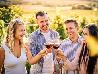 Eventi vino Piemonte e visite alle cantine piemontesi: gruppo di turisti degusta vini piemontesi all’aperto.