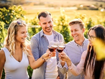 Eventi vino Piemonte e visite alle cantine piemontesi: gruppo di turisti degusta vini piemontesi all’aperto. Eventi vino Piemonte e visite alle cantine piemontesi: gruppo di turisti degusta vini piemontesi all’aperto.