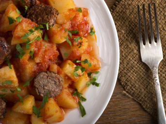 Qué comer en La Rioja: un plato de patatas a la riojana. Qué comer en La Rioja: un plato de patatas a la riojana.