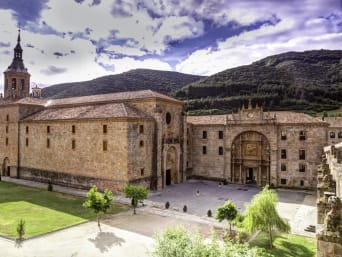 Qué visitar en La Rioja: vistas del Monasterio de Yuso, en San Millán de la Cogolla. Qué visitar en La Rioja: vistas del Monasterio de Yuso, en San Millán de la Cogolla.