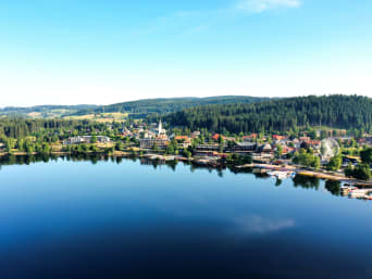 Schwarzwald Aktivitäten: Blick auf die Stadt Titisee und den gleichnamigen See.