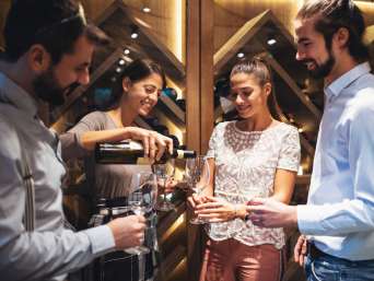 Degustazione vini veneti: gruppo di amici durante una degustazione di vino veneto in una cantina. Degustazione vini veneti: gruppo di amici durante una degustazione di vino veneto in una cantina.