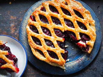 Regionale specialiteiten Zuid-Limburg: Vruchtenvlaai met zwarte bes en kersen compote.