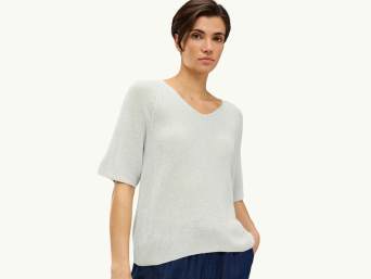 Outfit per appuntamento in inverno: un outfit romantico con maglione e jeans.. Outfit per appuntamento in inverno: un outfit romantico con maglione e jeans..