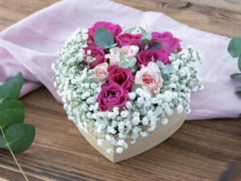 Valentinsgeschenke für sie – Fertiges Blumengesteck als Valentinstags-Geschenk.