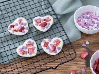 Regalos originales de San Valentín para hombres: deliciosos corazones de chocolate con coberturas.