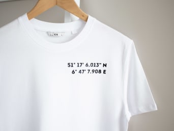 Cadeau personnalisé de Saint-Valentin pour homme : un T-shirt DIY avec les coordonnées de la première rencontre.