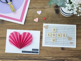 Valentinstag Karte – Auswahl verschiedener Valentinstags-Karten auf einem Tisch.