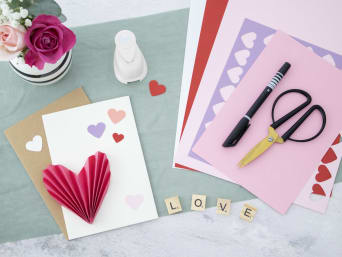Carte St-Valentin scrapbooking : matériel pour fabriquer des cartes de Saint-Valentin faites main.