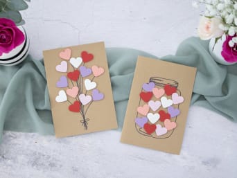 Idée carte Saint-Valentin à fabriquer : des cartes faites maison avec des motifs de cœurs.