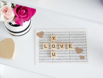 Cómo hacer tarjetas de San Valentín: tarjeta hecha con letras de Scrabble de madera.