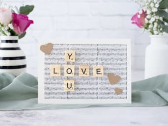 Valentijnskaart knutselen - Zelfgemaakte valentijnskaart met houten scrabble-letters.