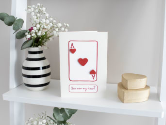 Carte de Saint-Valentin pour homme : une carte finie avec un motif d’as de cœur.