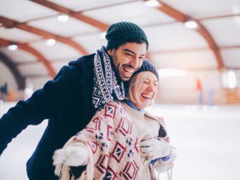 Idée de sortie pour le jour de la Saint-Valentin : un couple fait du patin à glace.