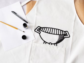 Father's Day craft idea: pre-draw the barbecue on the cooking apron.