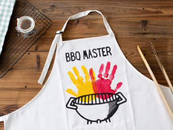 Father's Day craft ideas: a homemade barbecue apron with handprints.