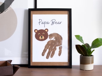 Karte Vatertag: Süßer Bär, der aus einem Handabdruck gebastelt wurde.