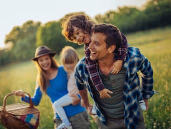 Idee für einen schönen Vatertagsausflug: Picknick mit der Familie.