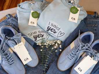 Verlobungsgeschenke für beide – Outfits im Partnerlook. 