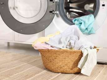 Katoen wassen en drogen: verschillende kledingstukken in één wasmand. Katoen wassen en drogen: verschillende kledingstukken in één wasmand.
