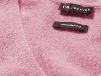 Maglione realizzato in puro cashmere.