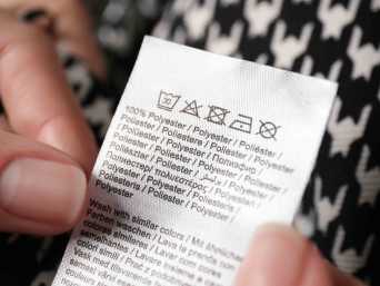 Polyester waschen: Das Pflegeetikett gibt genaue Hinweise zum richtigen Waschen und Trocknen. Polyester waschen: Das Pflegeetikett gibt genaue Hinweise zum richtigen Waschen und Trocknen.