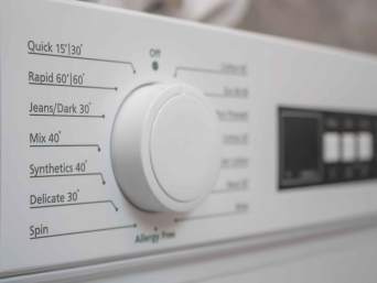 Polyester waschen: Das richtige Waschprogramm für synthetische Kleidung. Polyester waschen: Das richtige Waschprogramm für synthetische Kleidung.