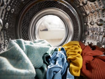 Cómo lavar las prendas delicadas: ropa delicada en la lavadora.