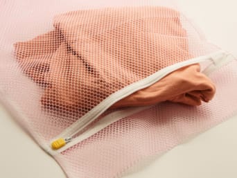 Worek do prania chroni przed uszkodzeniem delikatnych włókien tkaniny.