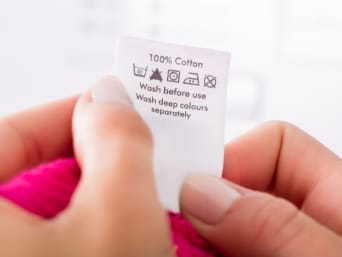Símbolos de lavado y cuidado, así como su significado, en una etiqueta textil