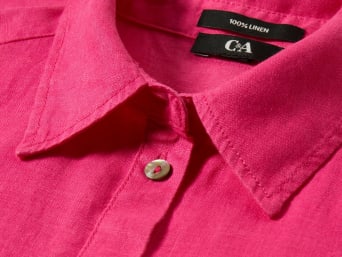 Praní lnu: Detail červené lněné košile.