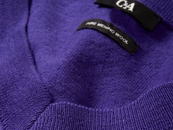 Pranie wełny merino: zbliżenie na sweter z wełny merynosów.