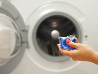 Waschpulver oder Flüssigwaschmittel: Flüssiges Waschmittel in Form einer vordosierten Gelkapsel.