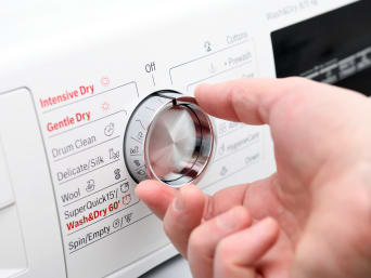 Wolle waschen in der Waschmaschine: Wollwaschprogramm einstellen.