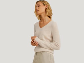 Different types of wool: a woman in a cashmere jumper.