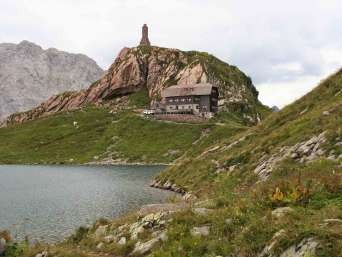 Karnischer Höhenweg – Blick auf die Wolayersee Hütte.