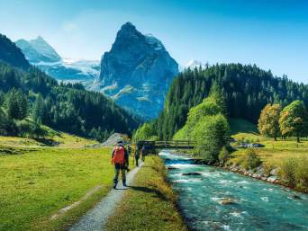 Wandern Berner Oberland – Wanderer im Rosenlaui.