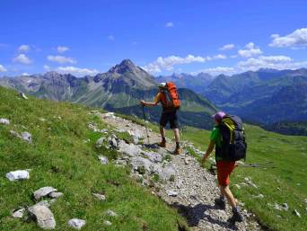 Hüttenwanderung planen: Wanderer in den Bergen.