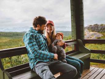 Hüttenwanderung Familie – Eltern und Kind machen Rast.