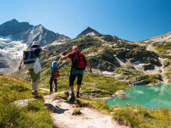 Hüttenwanderung Kinder – Familie wandert mit Spaß durch die Berge. 